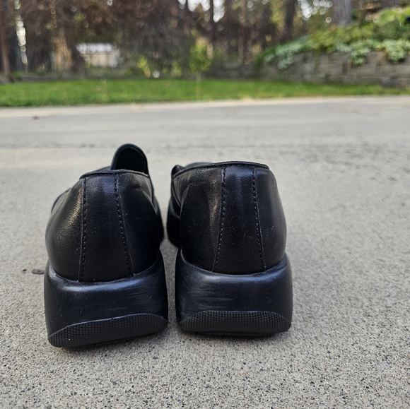 Like new black Dansko clog with filigree marking on the tops. Size 37 - Picture 2 of 8